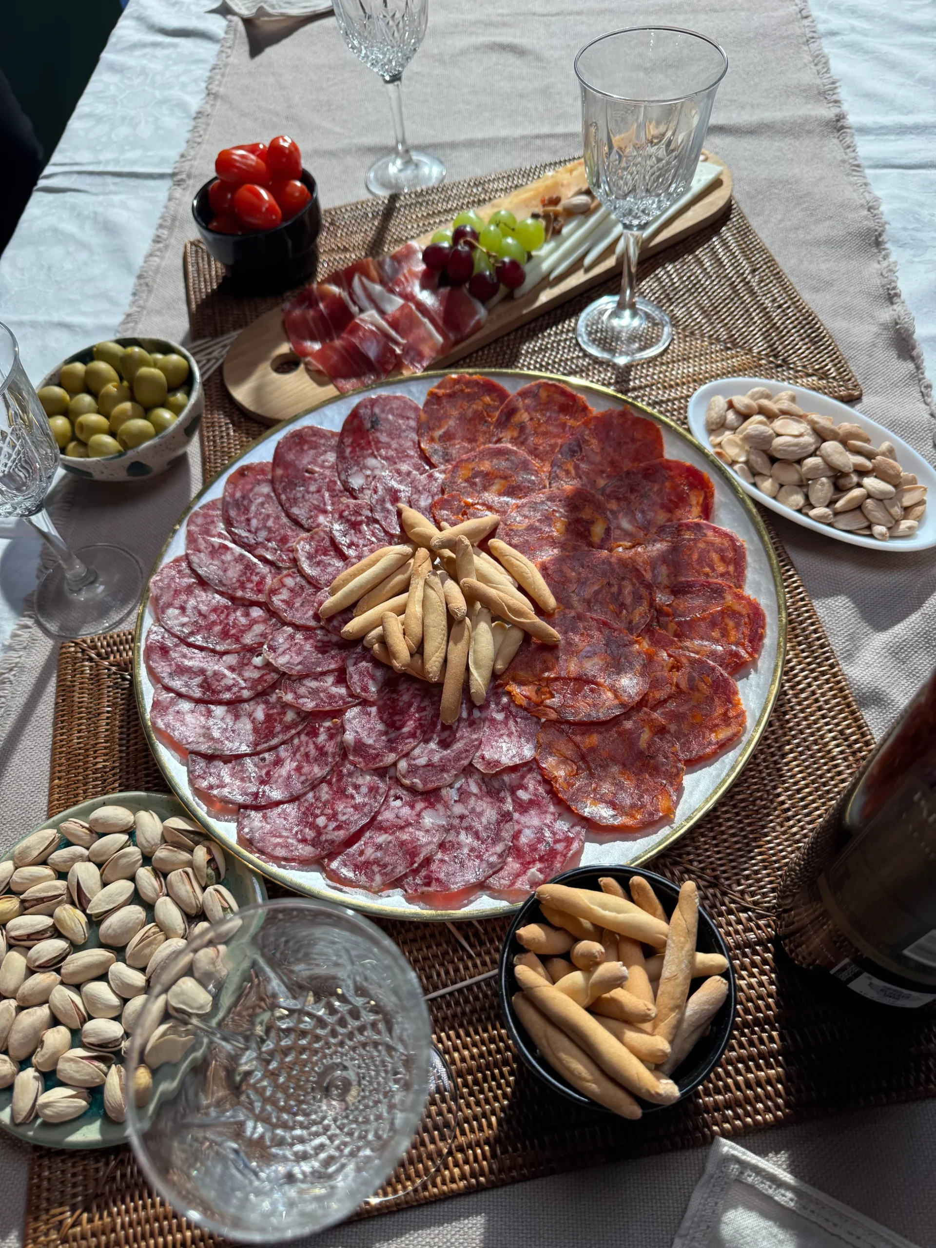 mesa_con_aperitivo_con_jamon_chorizo_salchichon_almendas_aceitunas Castillo de Luna